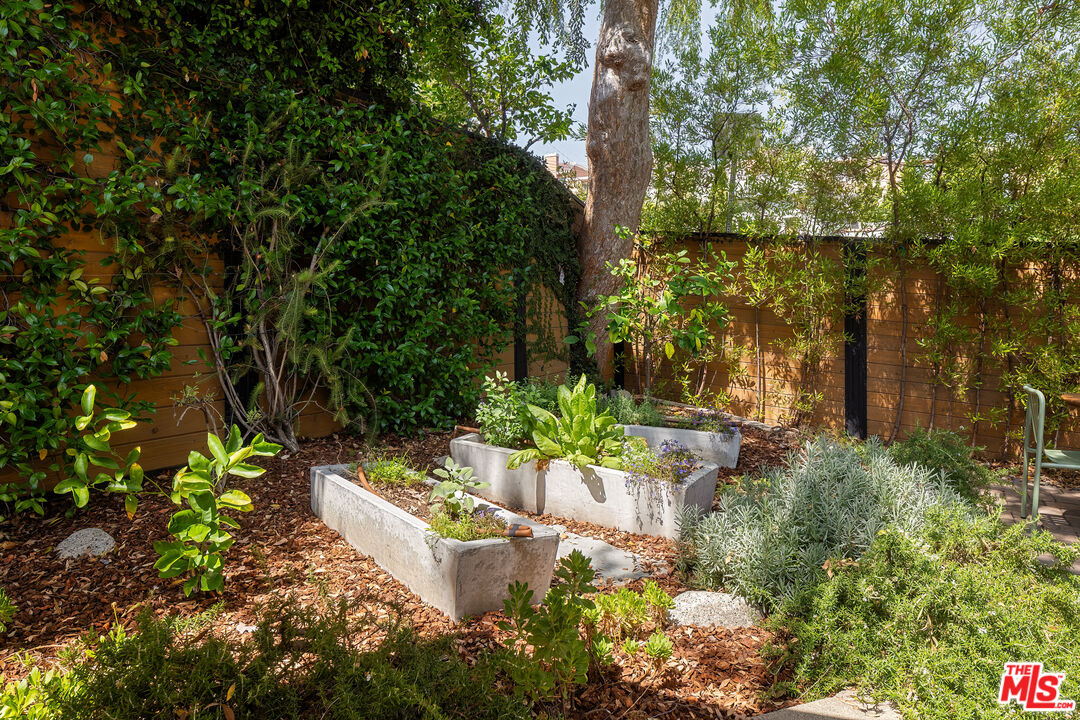 3221 Griffith Park Blvd