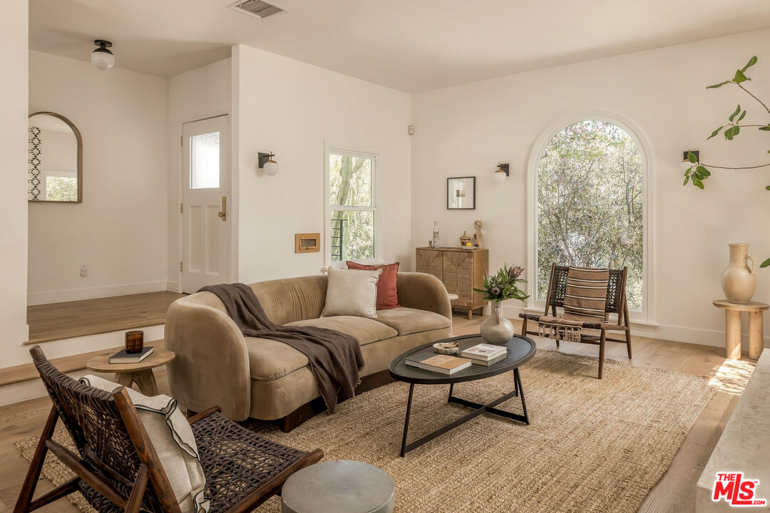 3221 Griffith Park Blvd