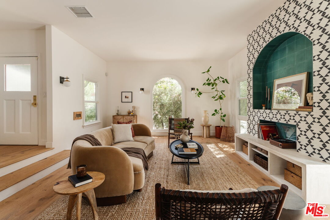 3221 Griffith Park Blvd