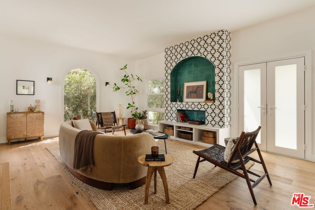 3221 Griffith Park Blvd