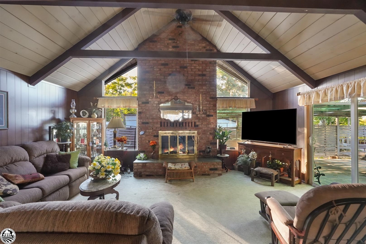 305 W Jackson St