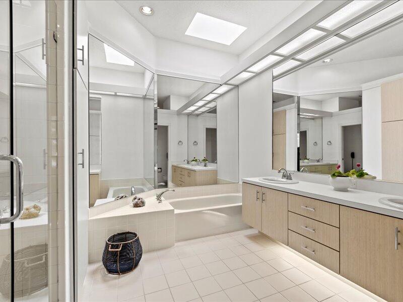 529 SW Hampton Court