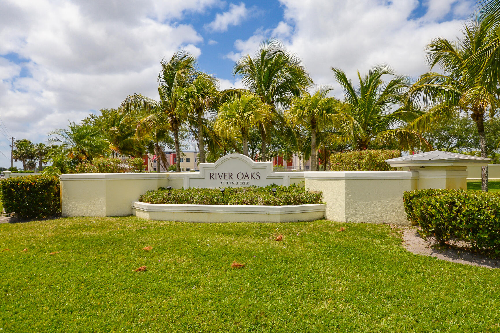 2555 Creekside Drive