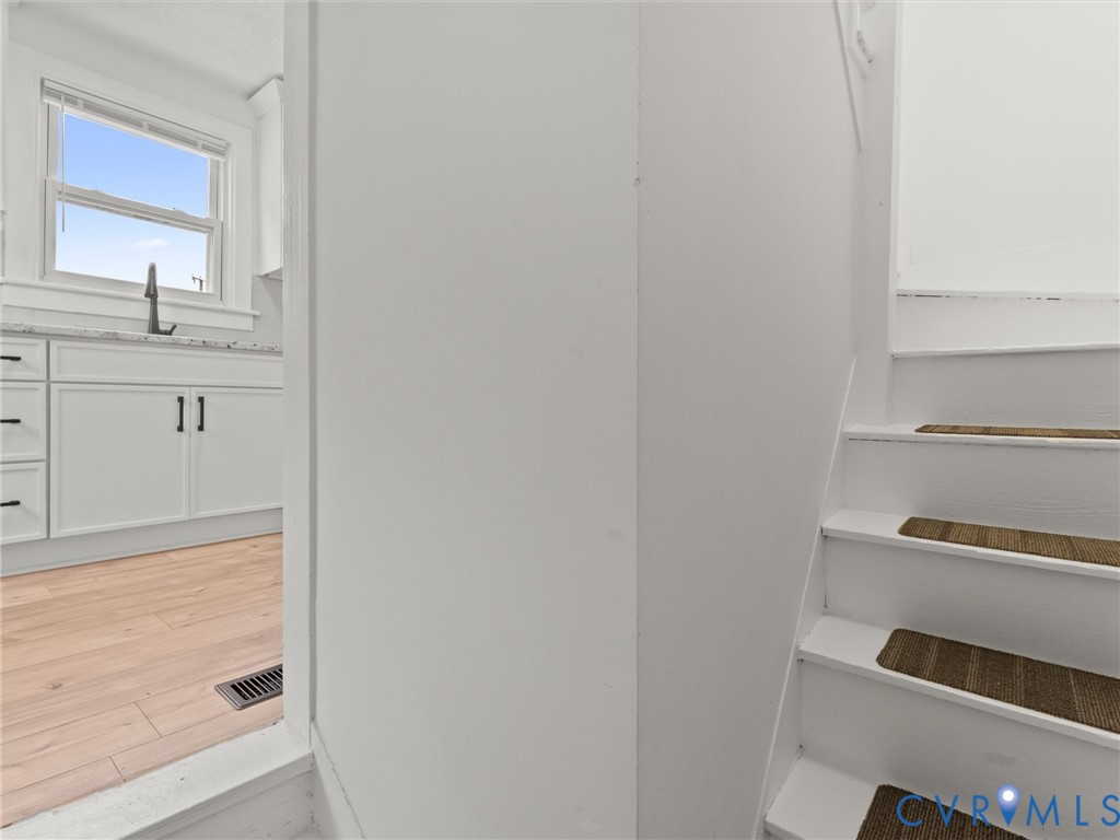 544 Roslyn Ave