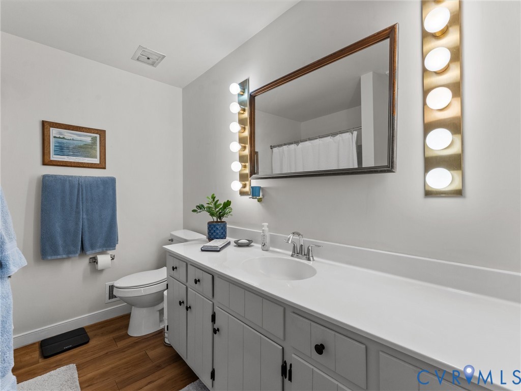 2235 Lakeview Dr