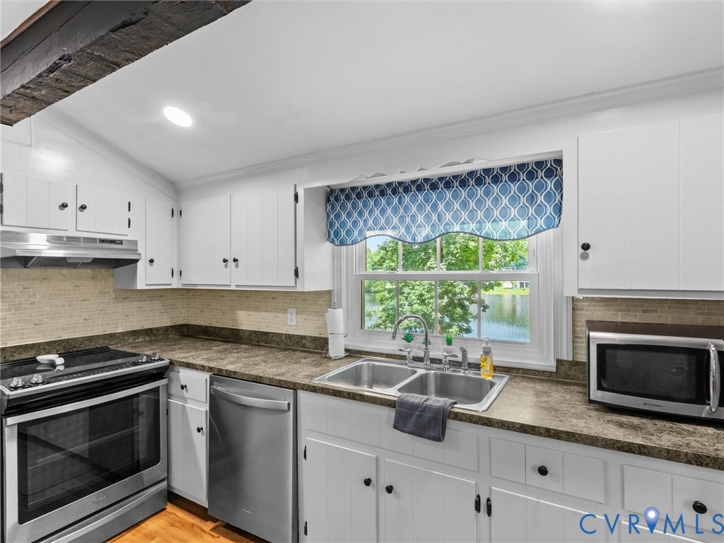 2235 Lakeview Dr
