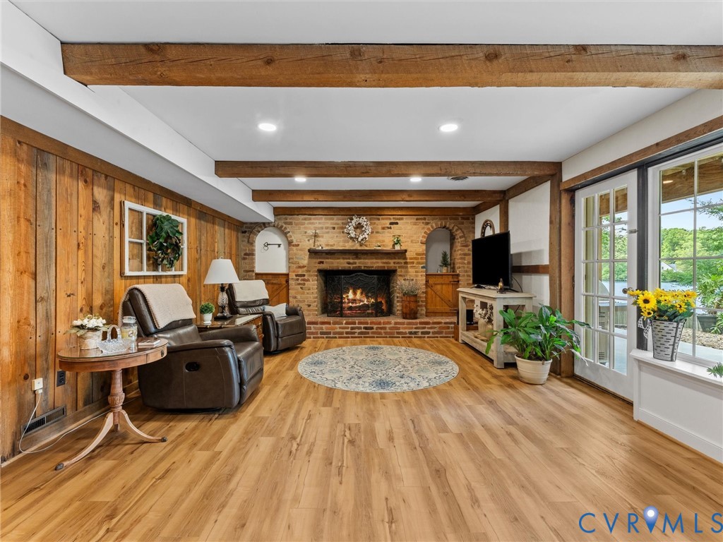 2235 Lakeview Dr