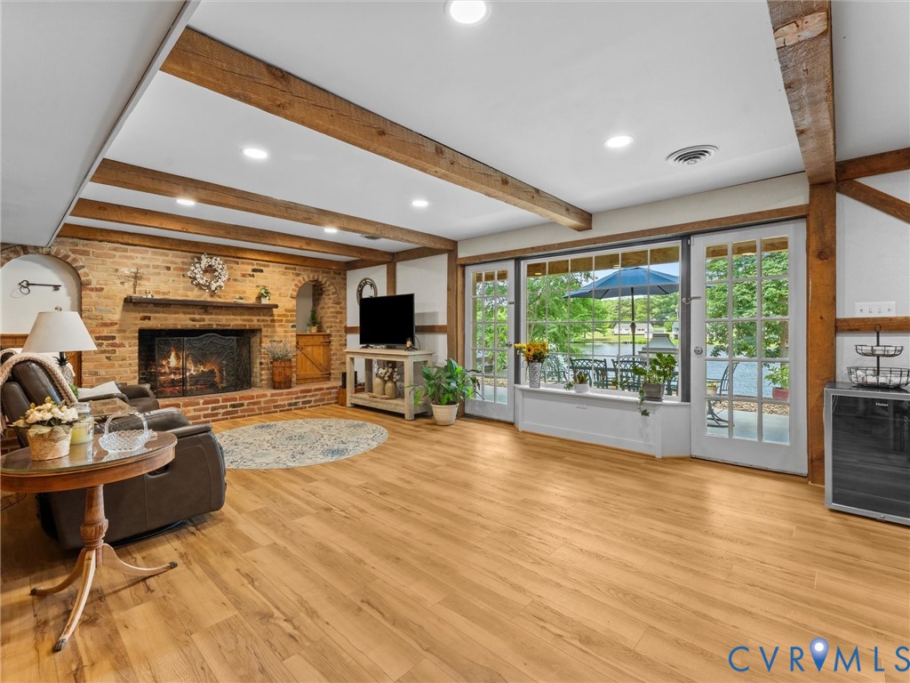 2235 Lakeview Dr
