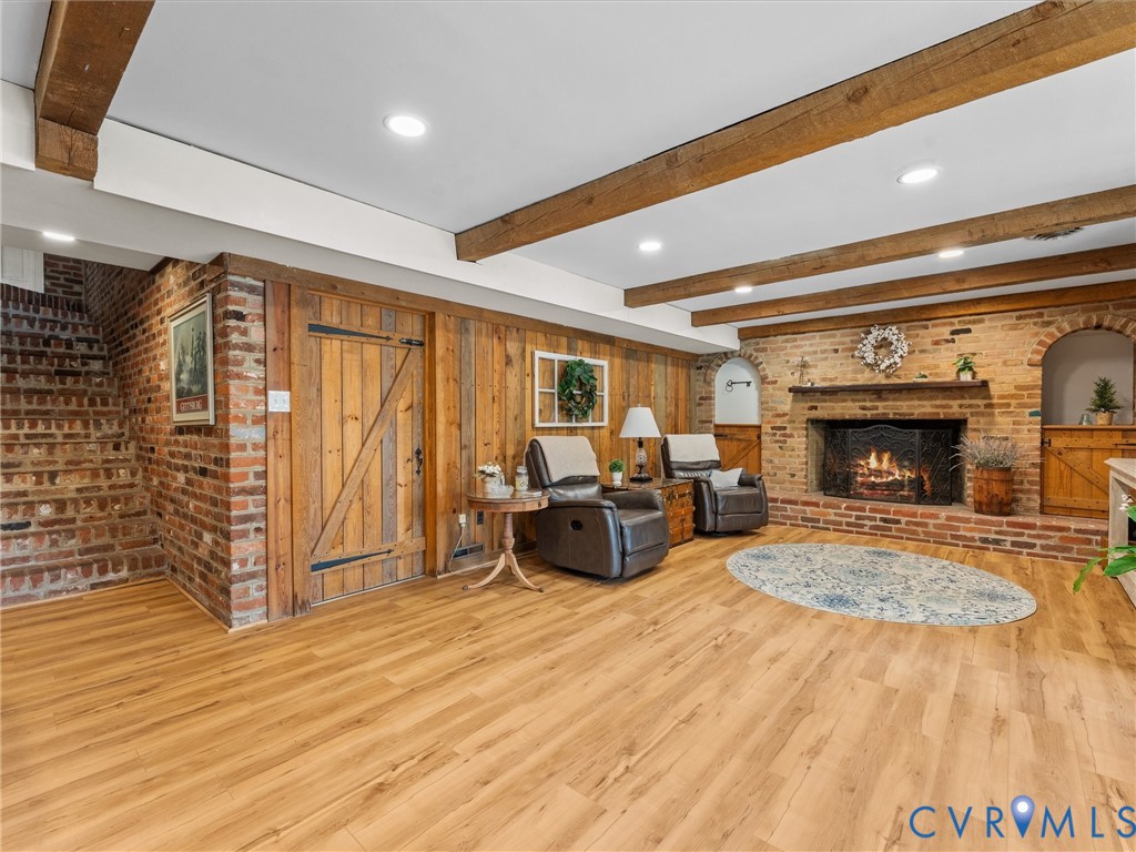 2235 Lakeview Dr
