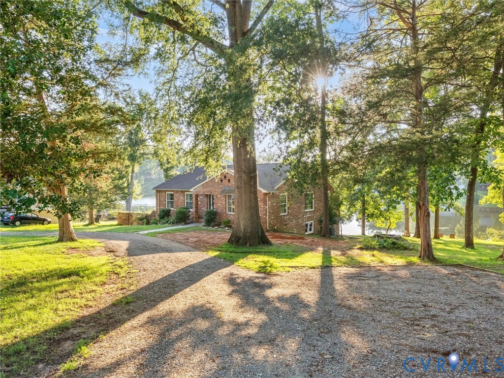 2235 Lakeview Dr