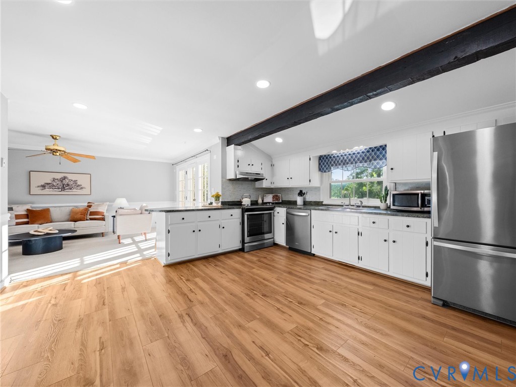 2235 Lakeview Dr