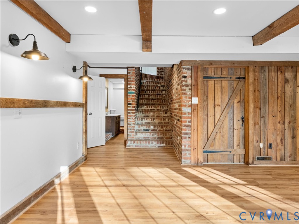 2235 Lakeview Dr