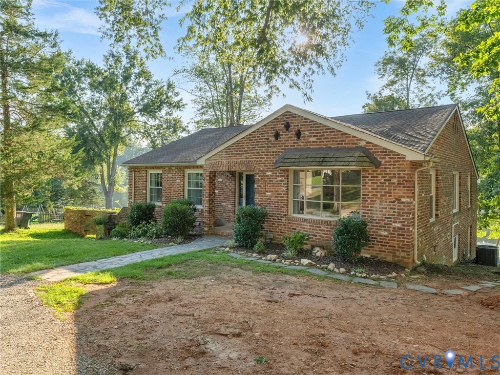 2235 Lakeview Dr
