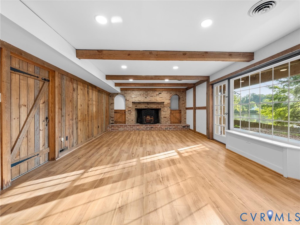 2235 Lakeview Dr