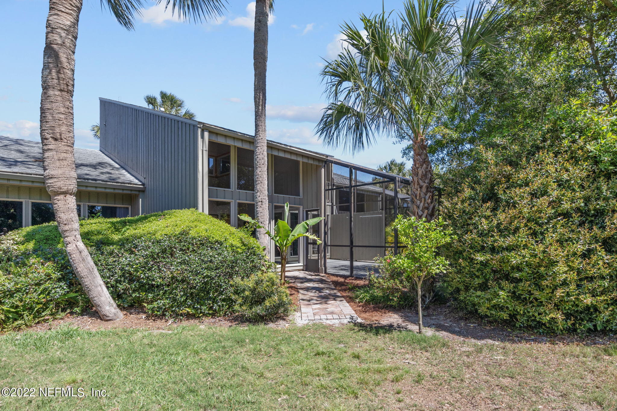 9893 SAWGRASS DR E