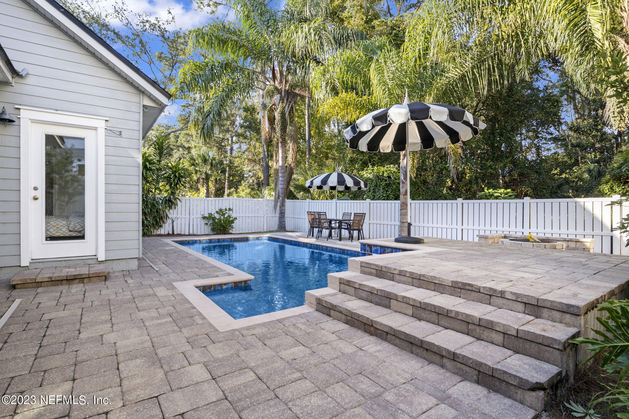 781 PARADISE LN