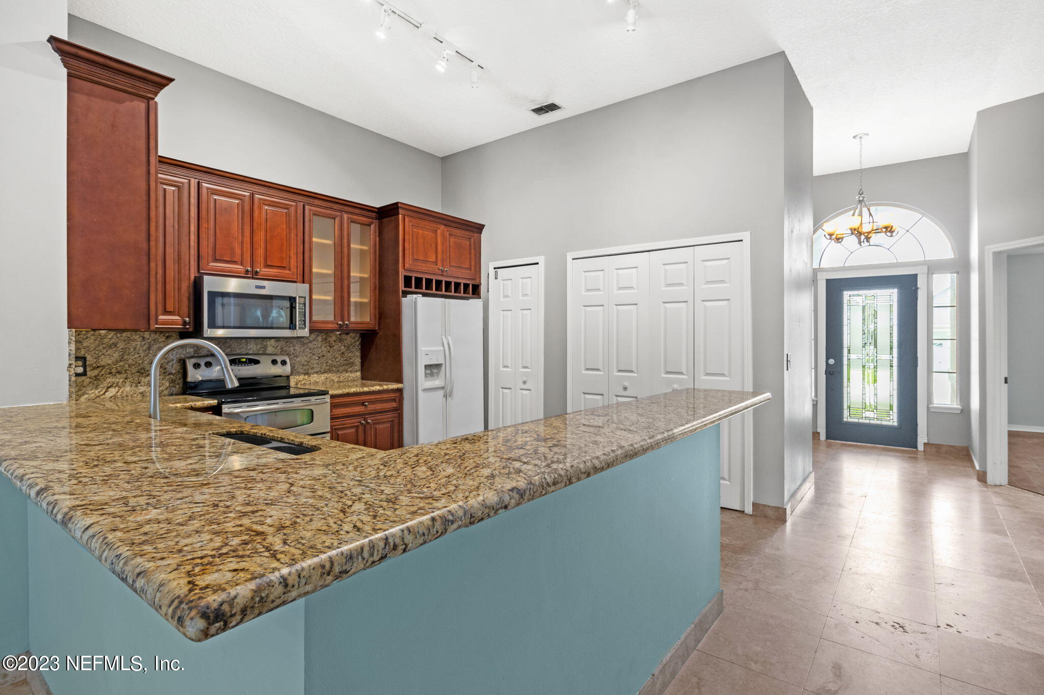 328 CHARLEMAGNE CIR