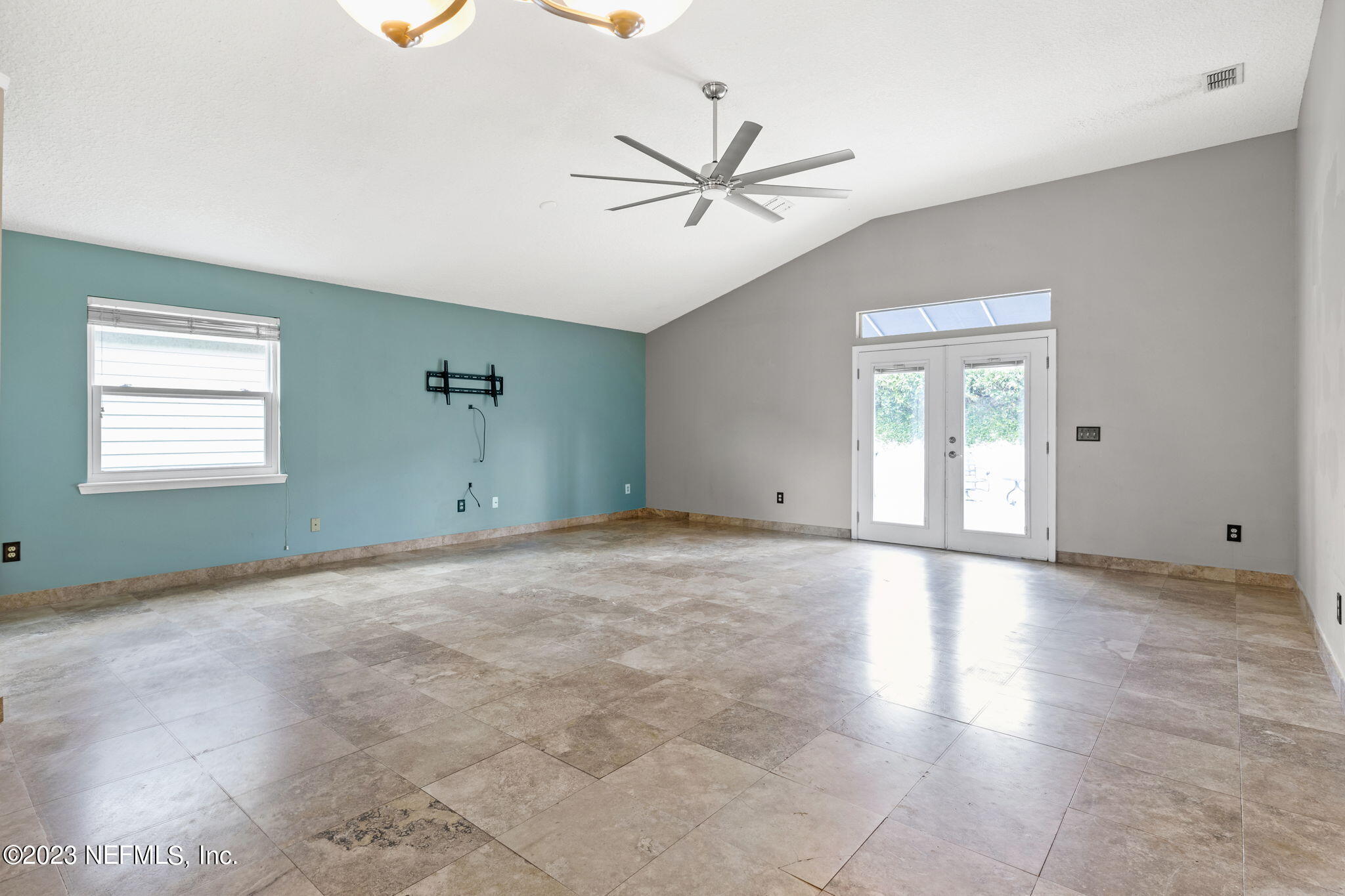 328 CHARLEMAGNE CIR