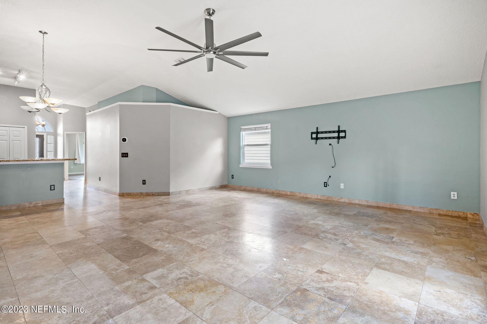 328 CHARLEMAGNE CIR