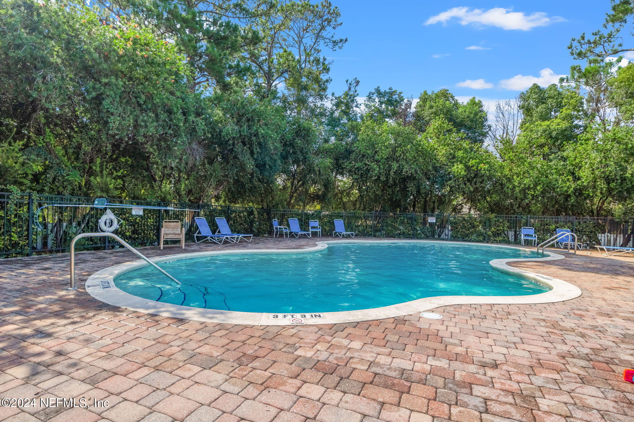 752 CONSTITUTION Place
