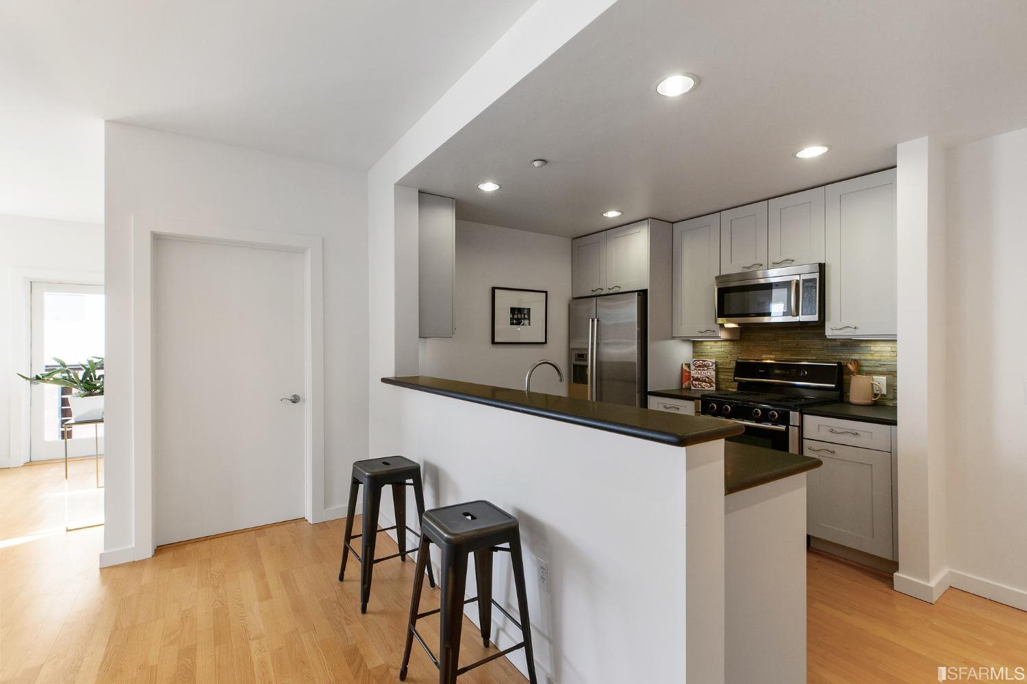 1521 Sutter Street Unit: 404