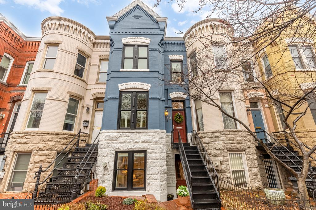 312 9TH STREET NE