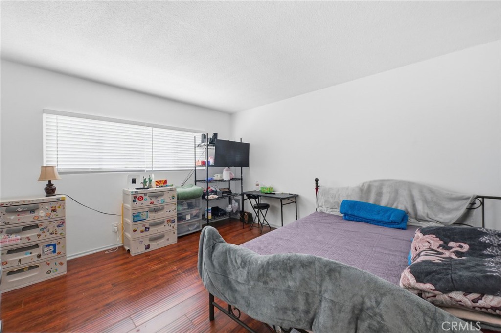 1547 S Westgate
