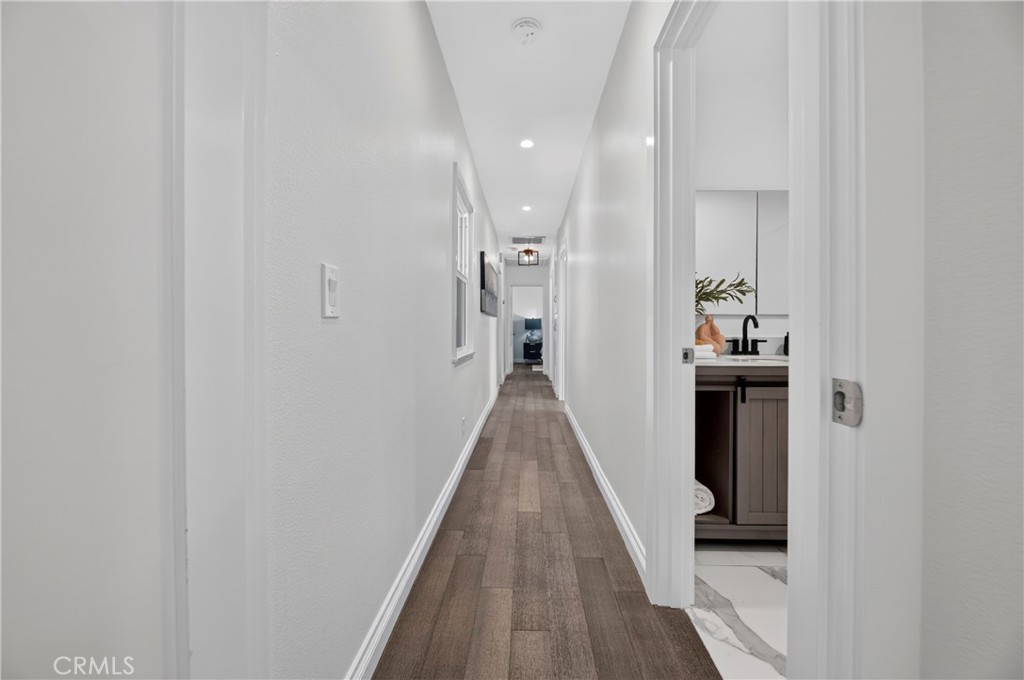 1030 E Oakmont