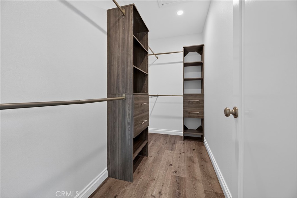 1030 E Oakmont