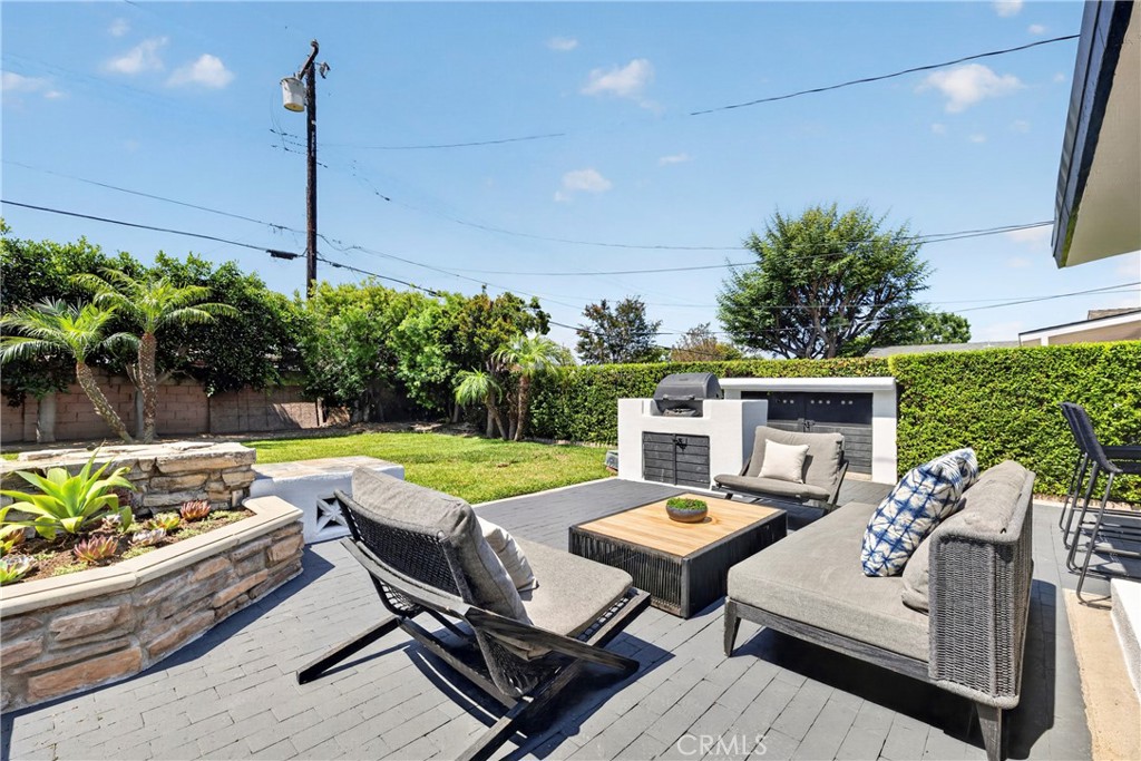 1030 E Oakmont