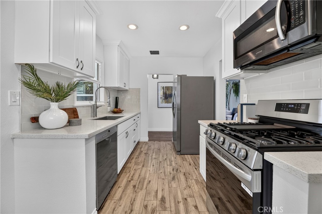1030 E Oakmont