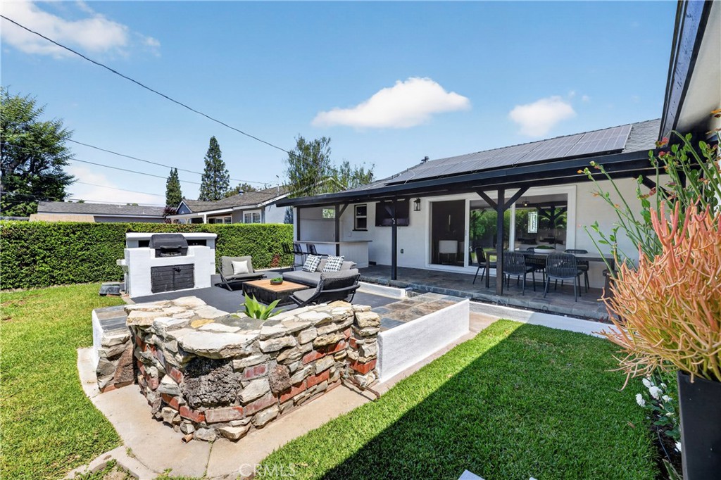 1030 E Oakmont