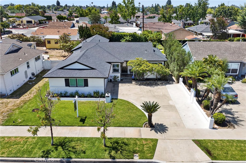 1030 E Oakmont