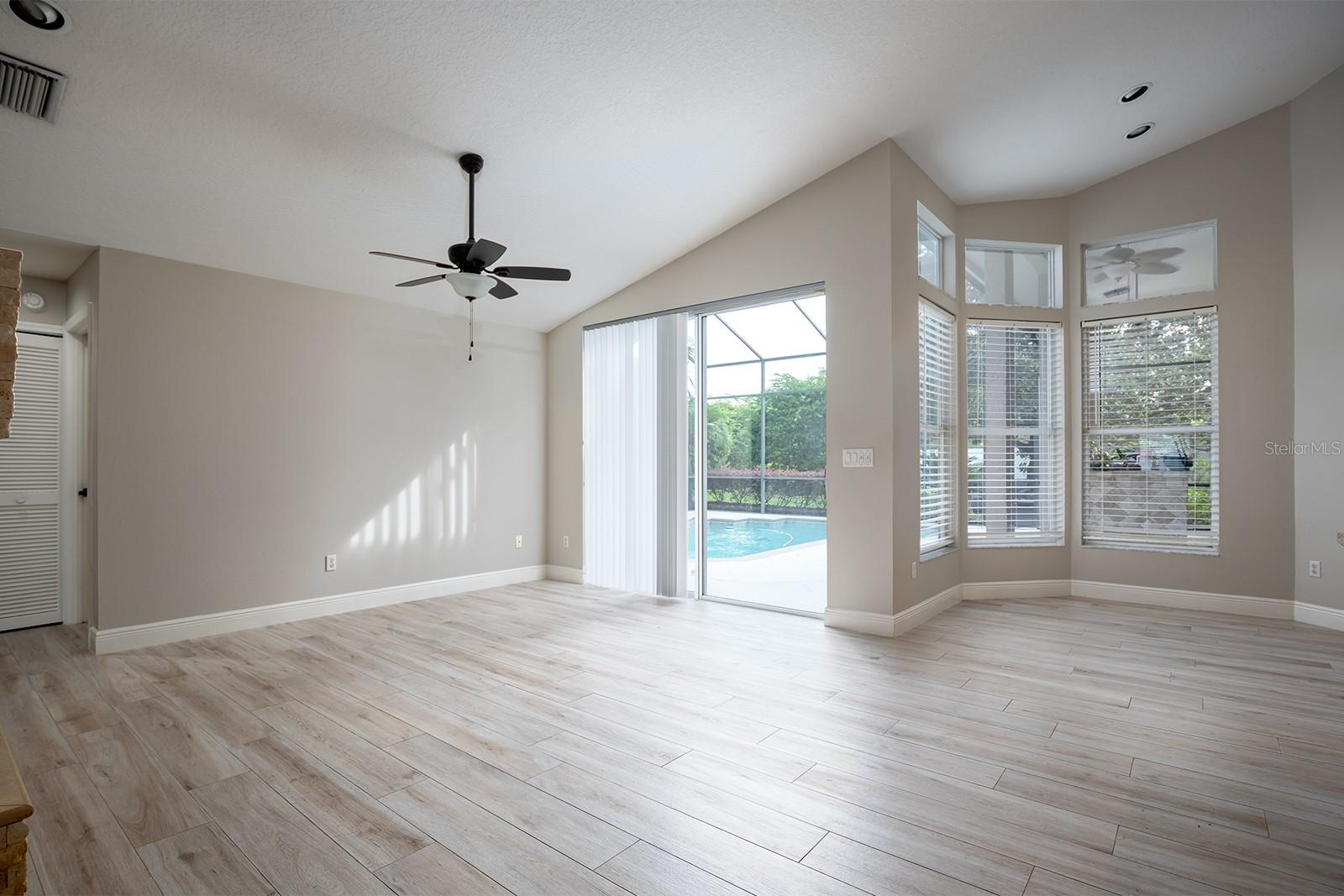 835 GROVESMERE LOOP