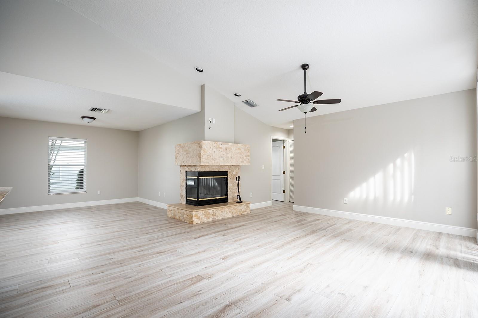 835 GROVESMERE LOOP