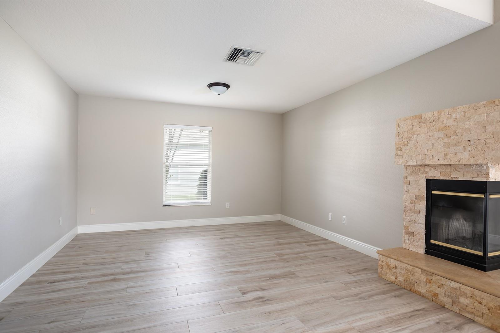 835 GROVESMERE LOOP