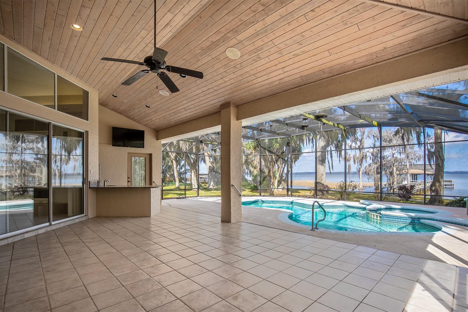 8215 LAKESIDE DR