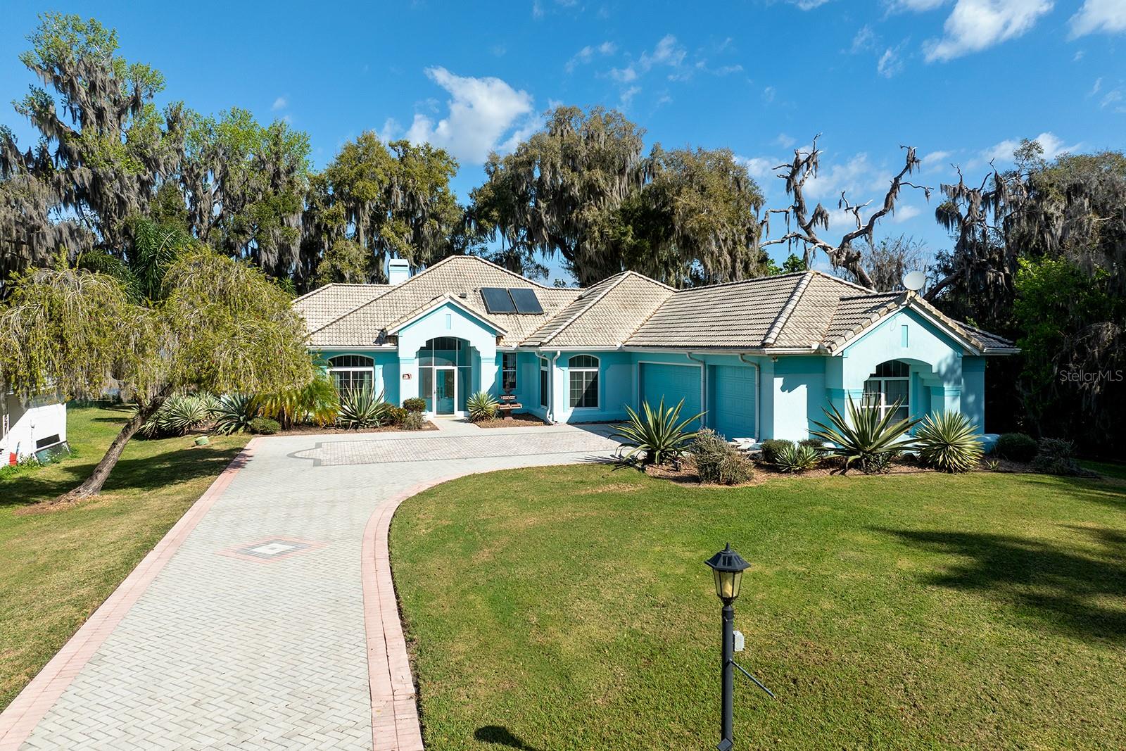 8215 LAKESIDE DR