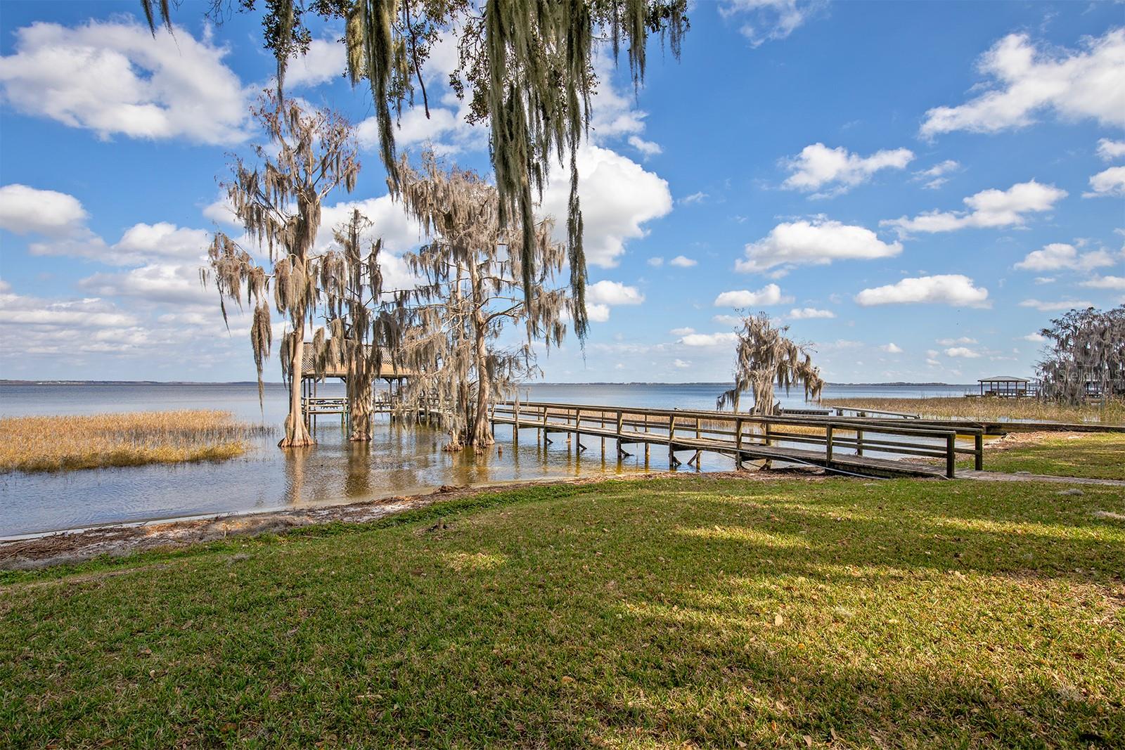 8215 LAKESIDE DR