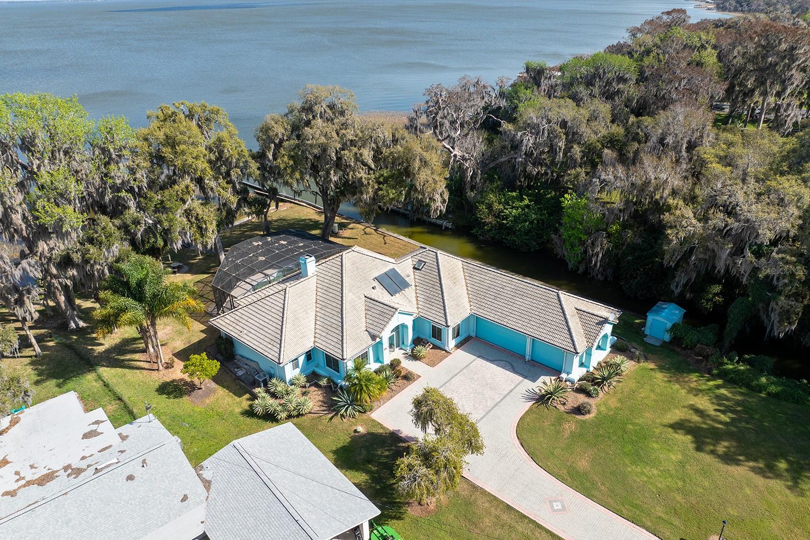 8215 LAKESIDE DR