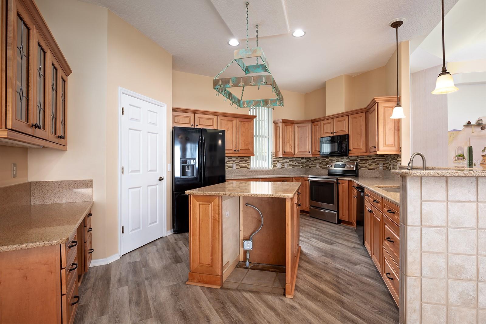 8215 LAKESIDE DR