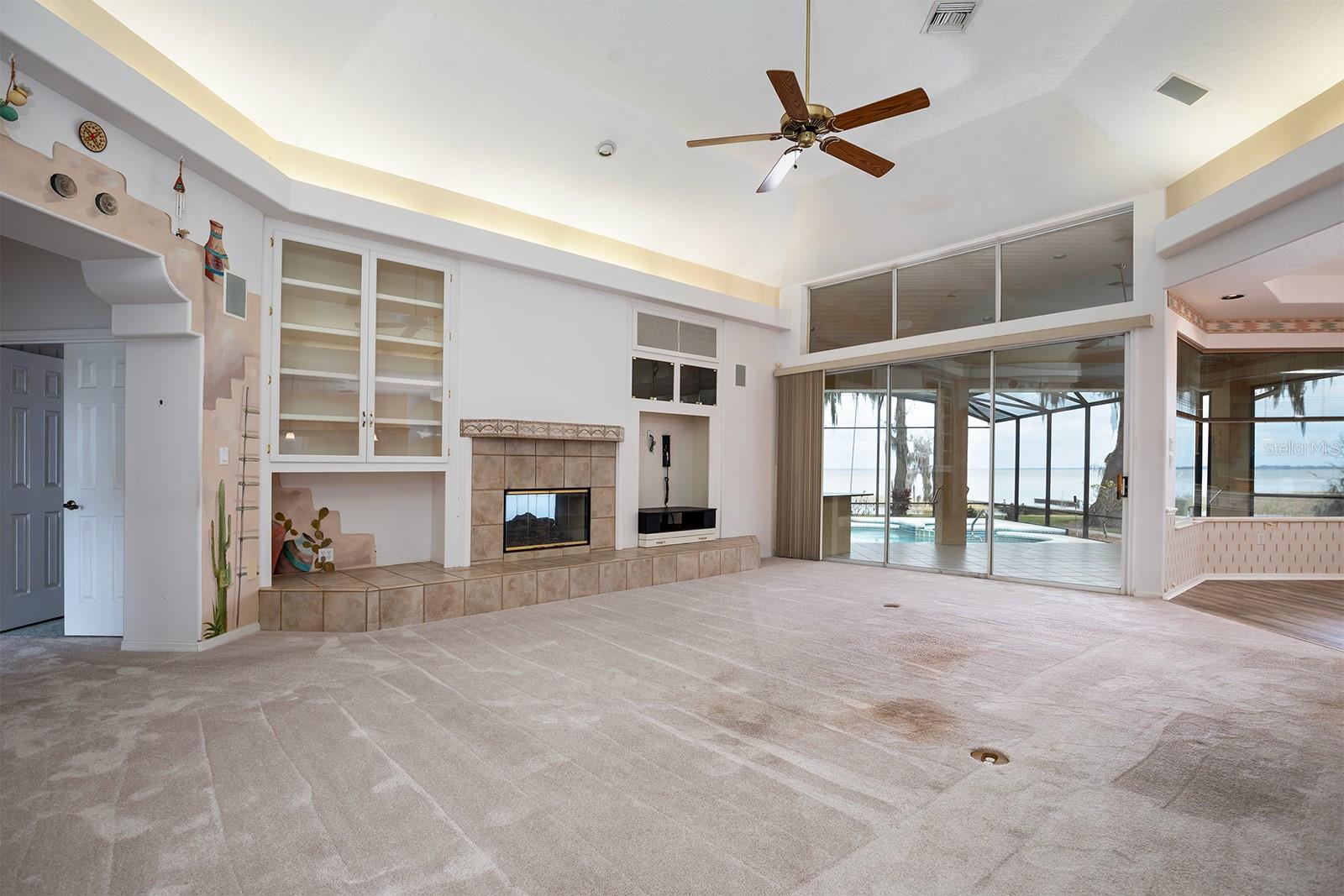 8215 LAKESIDE DR