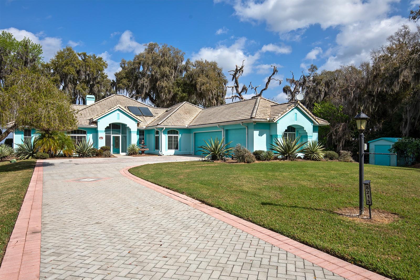 8215 LAKESIDE DR