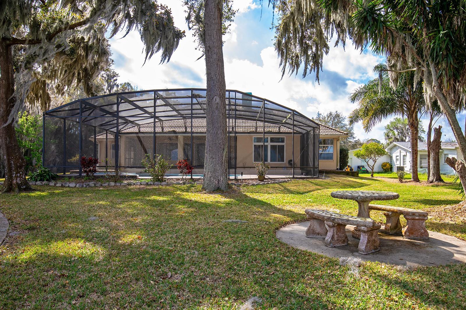 8215 LAKESIDE DR