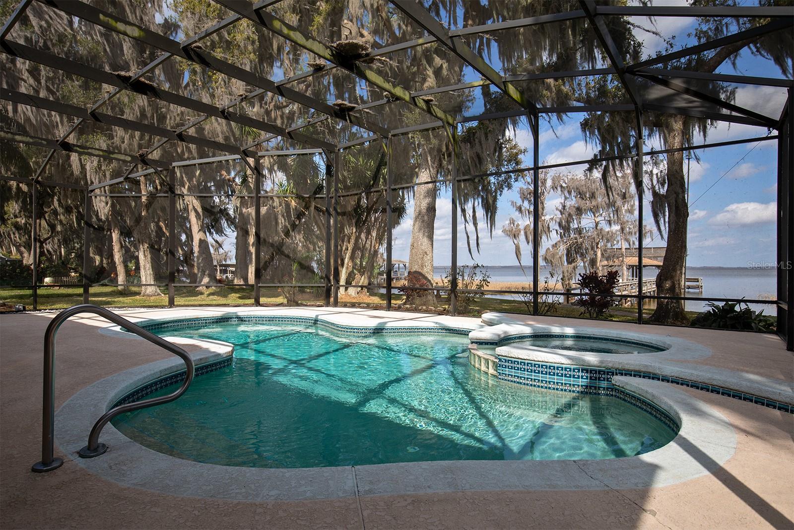 8215 LAKESIDE DR