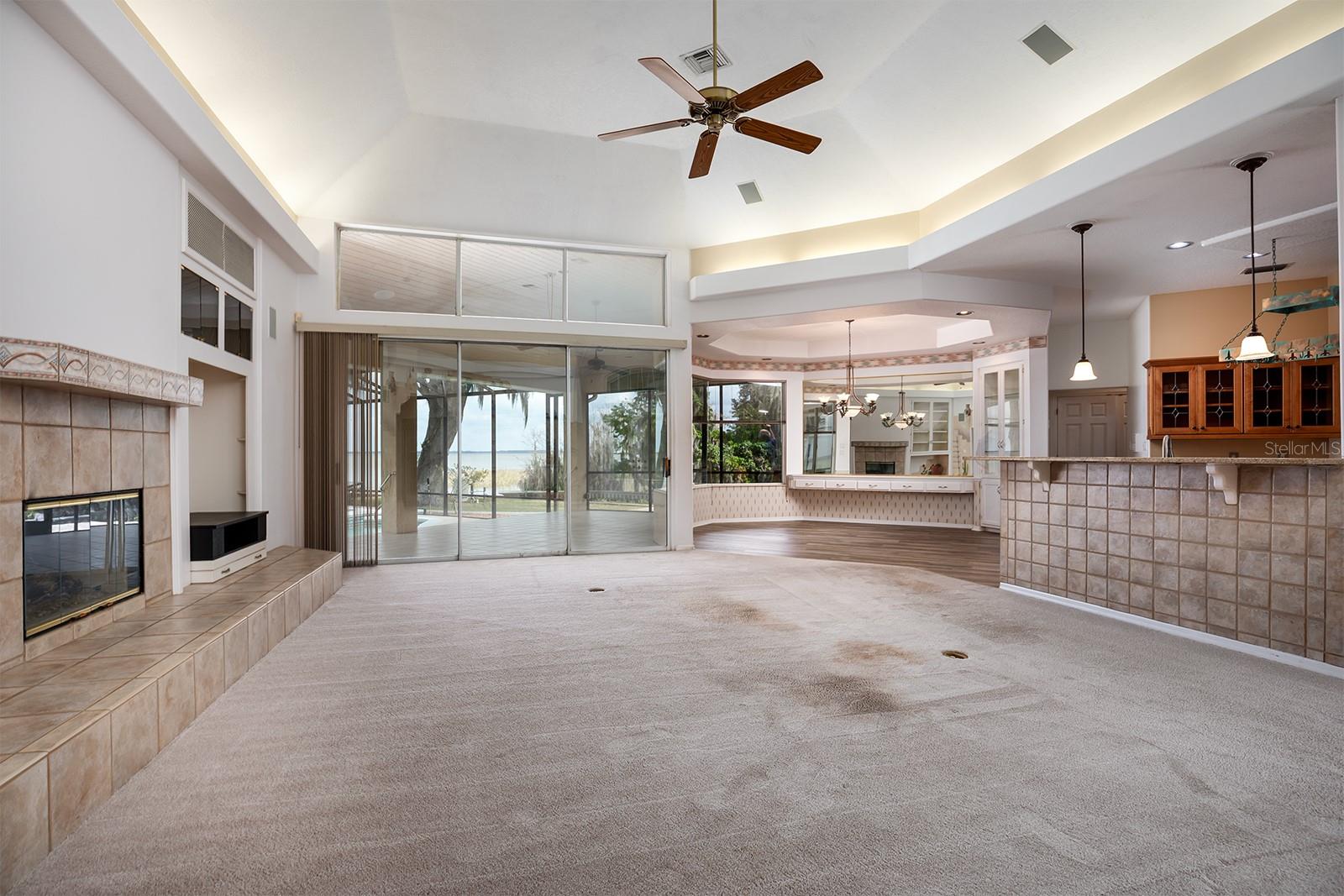 8215 LAKESIDE DR
