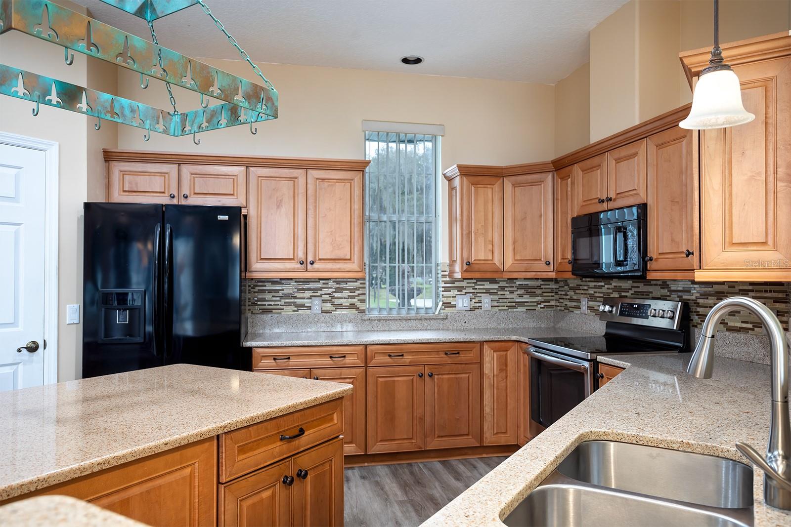 8215 LAKESIDE DR