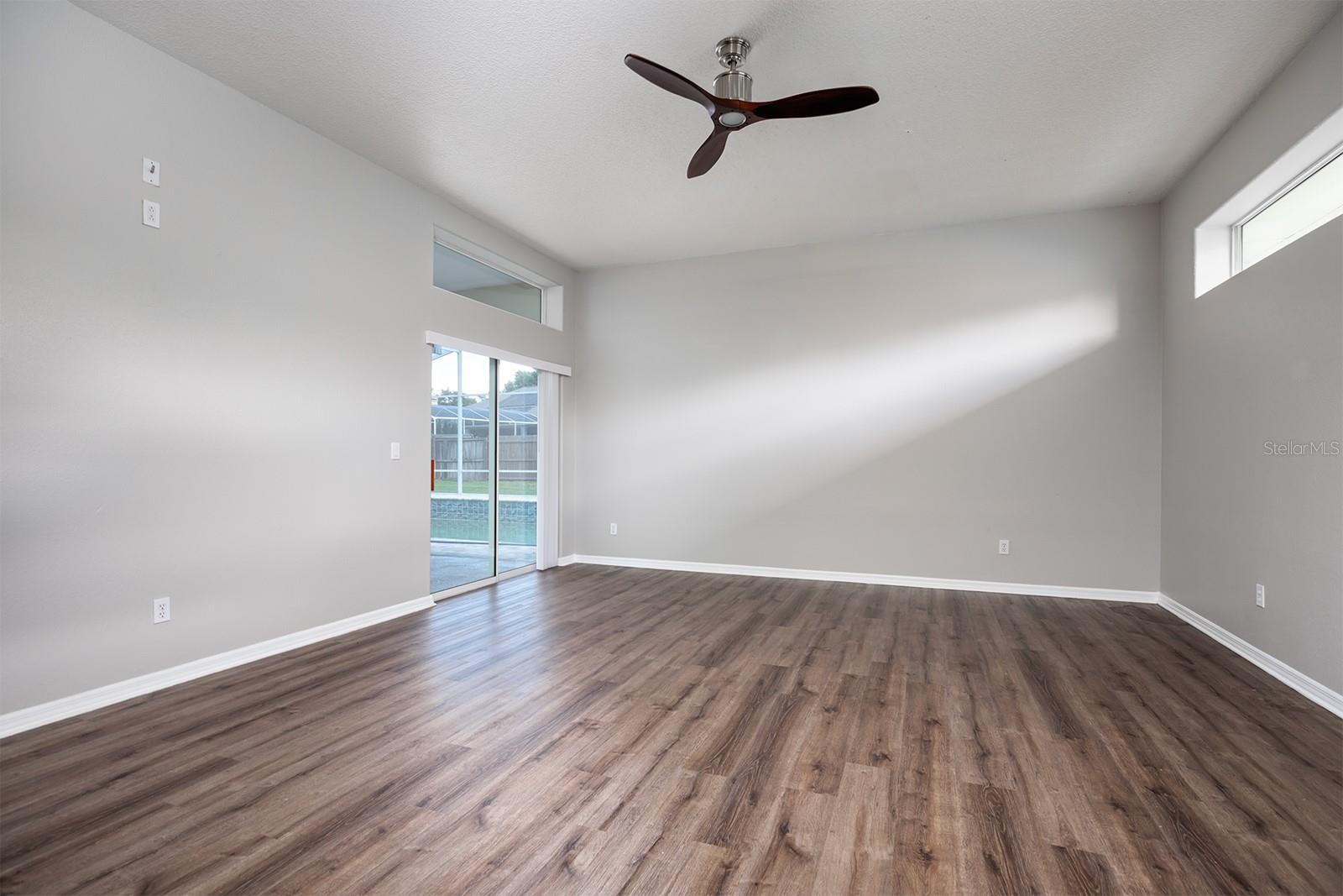 290 LESLIE LN