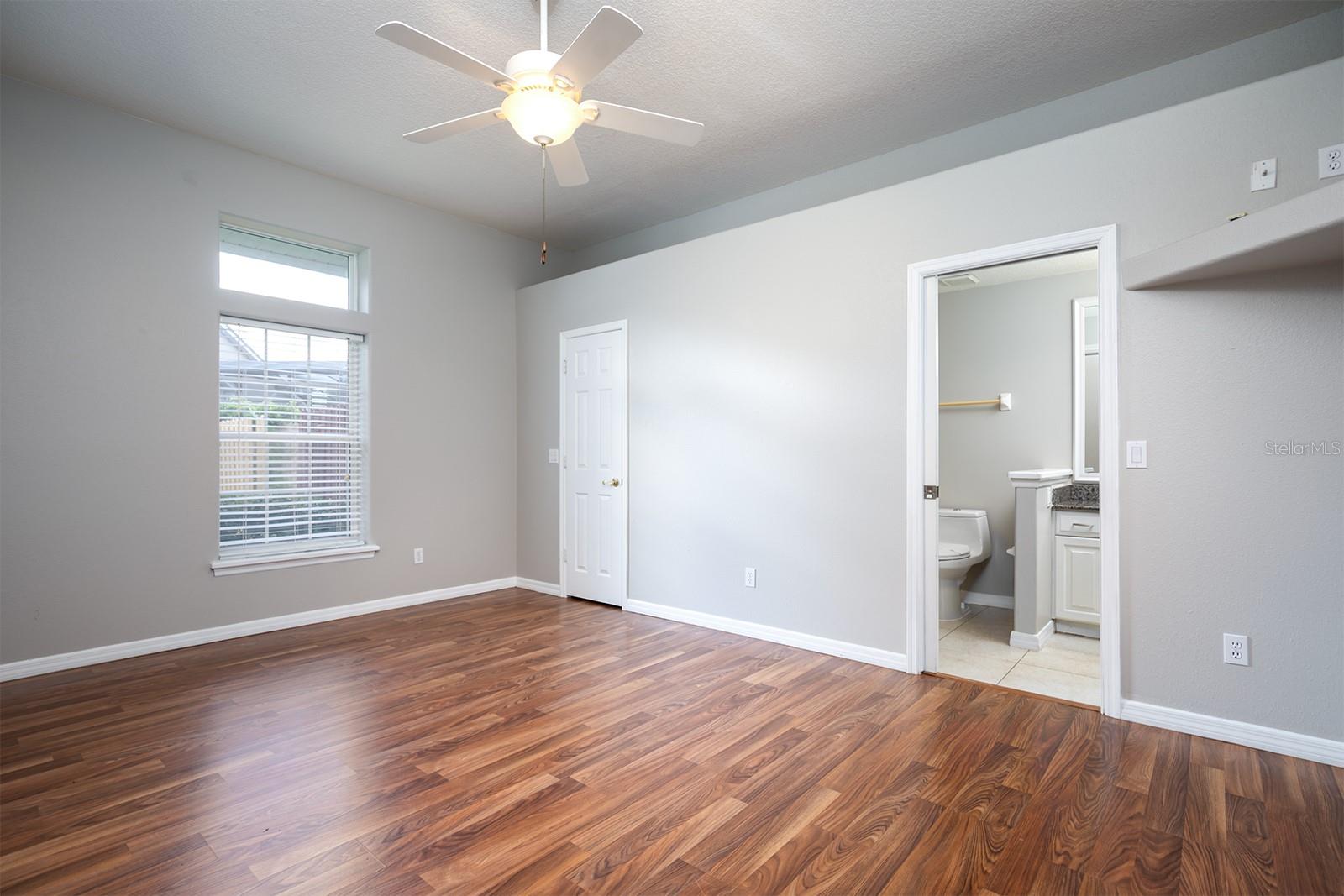 290 LESLIE LN