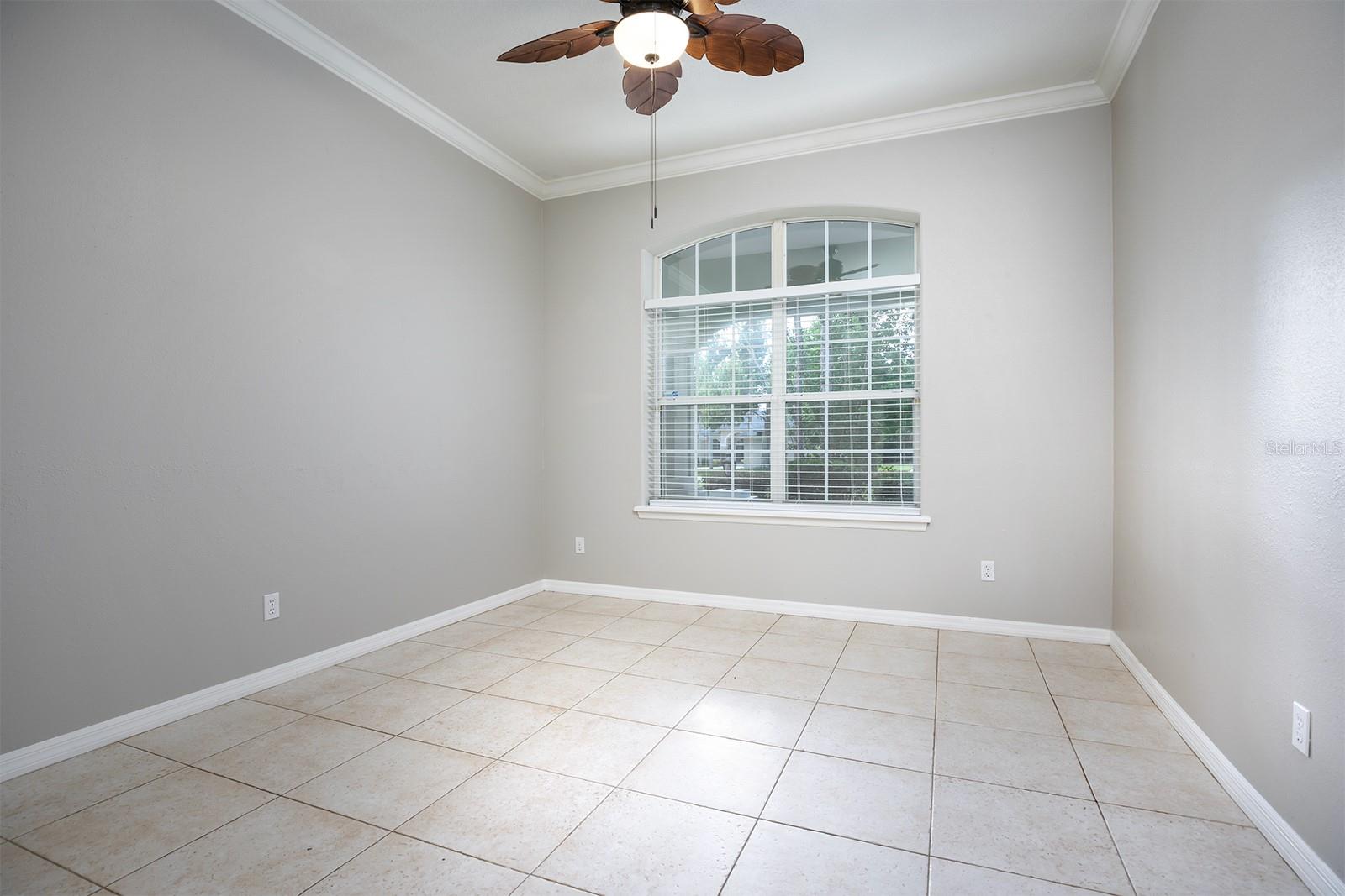 290 LESLIE LN